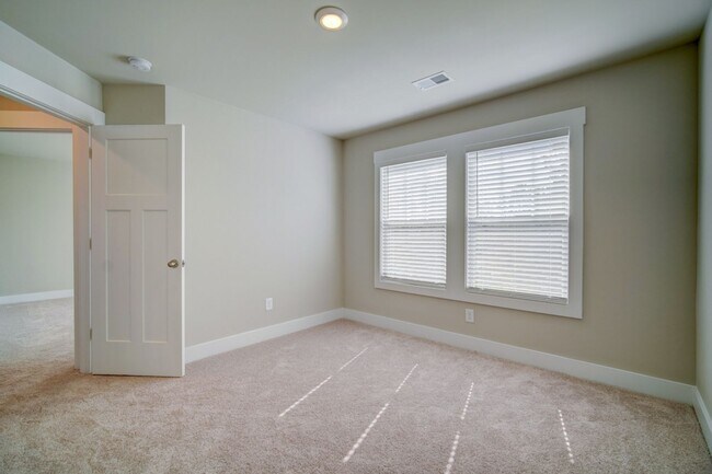 Building Photo - Gorgeous 4 BR, 3BA, Home with Loft, and 2 ...
