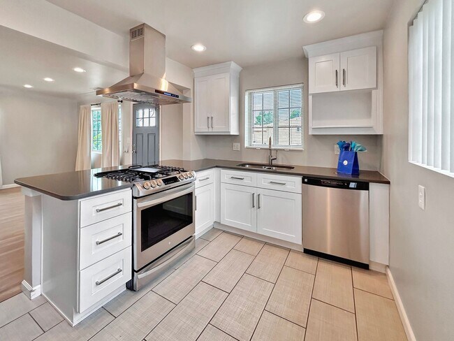 Building Photo - SLOAN'S LAKE: 2-BEDROOM 1 BATH WITH HIGH-E...