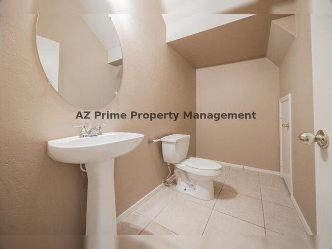 Building Photo - 670 E Mariposa Pl