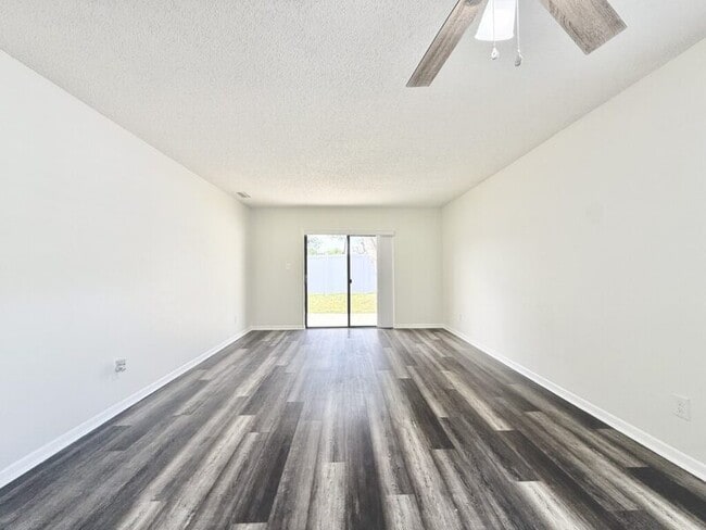 Building Photo - 5212 Peach Ave