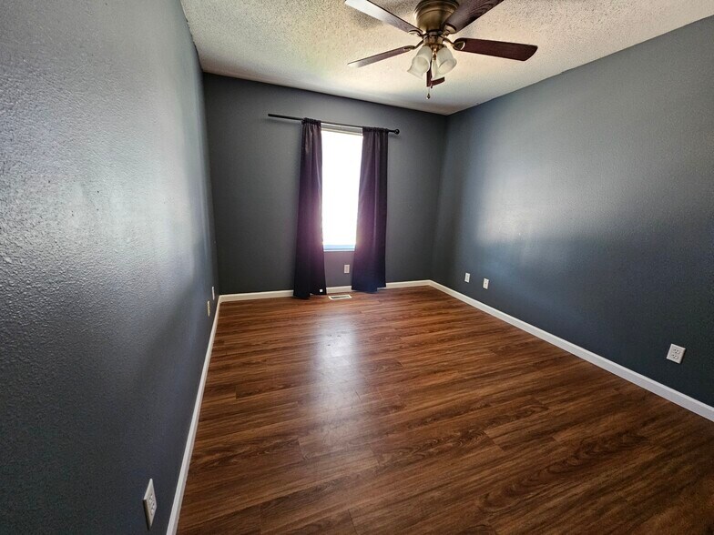 Building Photo - 127 Bayfield Dr