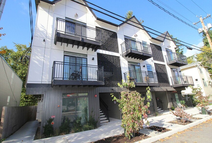 Building Photo - 8417 SW 24th Ave