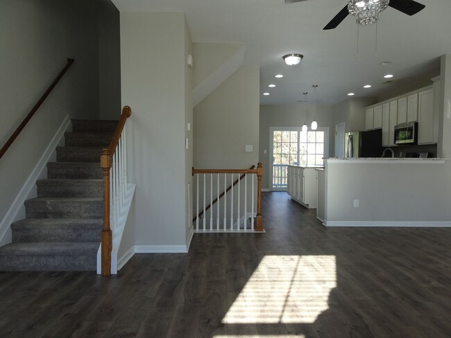 Building Photo - 4 Bedroom 3.5 Bath 3 Story Townhome for Re...