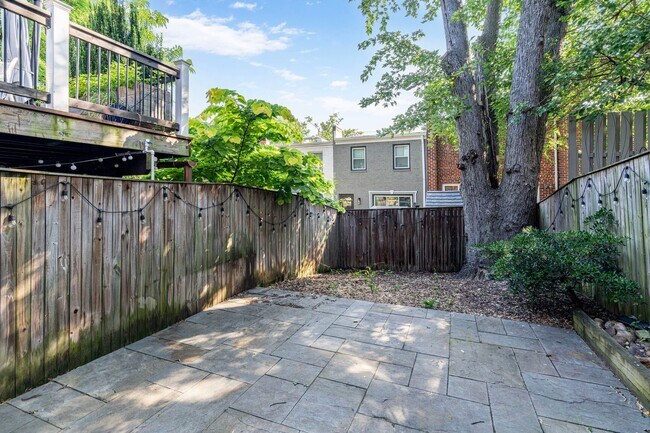 Building Photo - Available Now! 3 Bed 2 Bath House Near the...