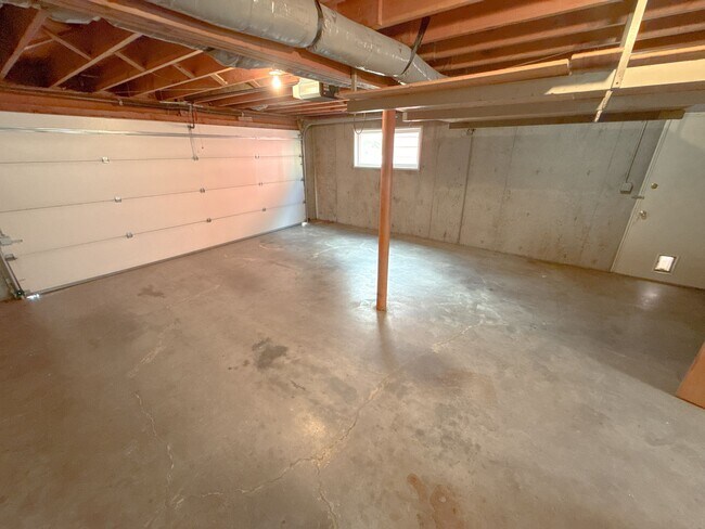 Building Photo - 3 Bedroom, 1.5 Bath House in Pacific Terrace neighborhood