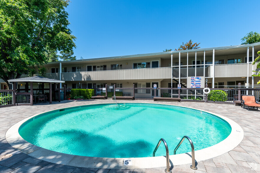 Primary Photo - Shutters Apartments