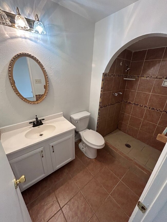 Building Photo - Step inside and be captivated by the warmth of this House!