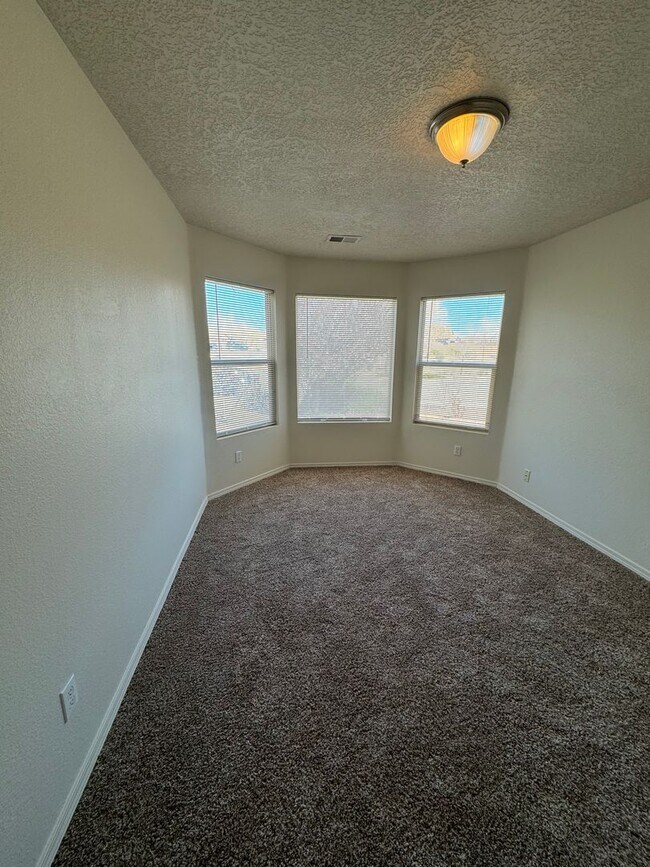 Building Photo - Great 3 bed, 2 bath, home in Huning Ranch!