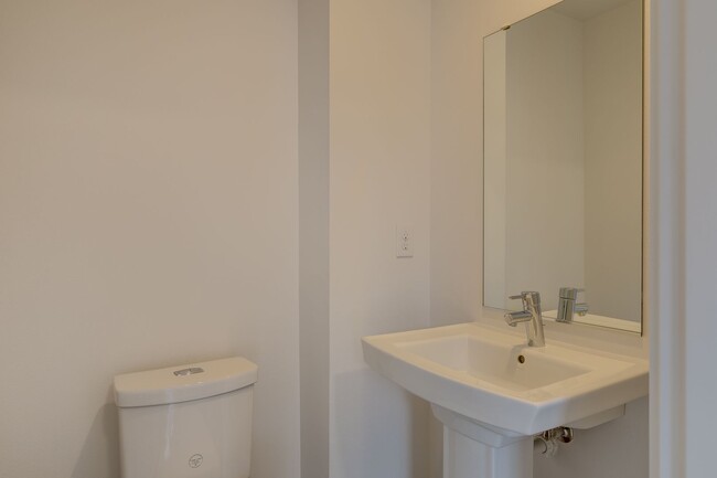 Building Photo - Queen Anne West Townhome with A/C Availabl...