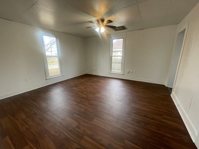 Building Photo - Available Now  LARGE 3 Bedroom 1 bath house