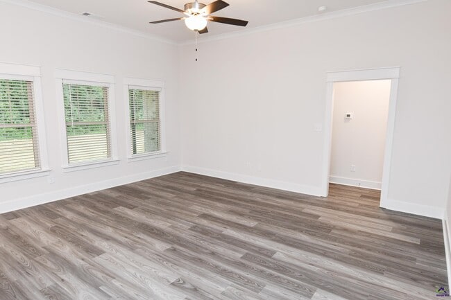 Building Photo - 209 Willowbrook Ln