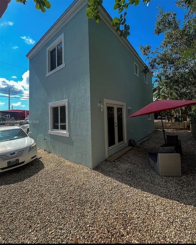 Building Photo - 104 Poinciana Dr