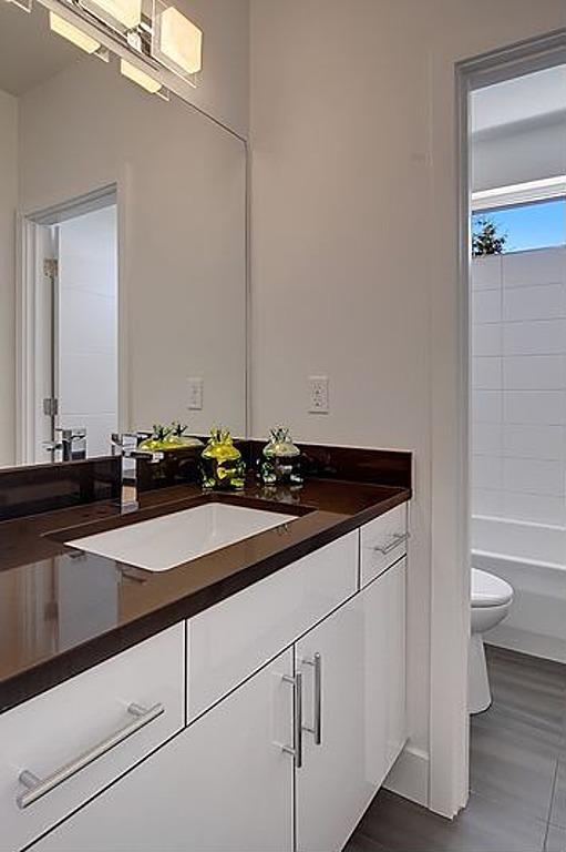Building Photo - 4 bedroom in Seattle WA 98125