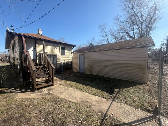 Building Photo - For rent - Spacious 3 Bed / 2 Bath Home