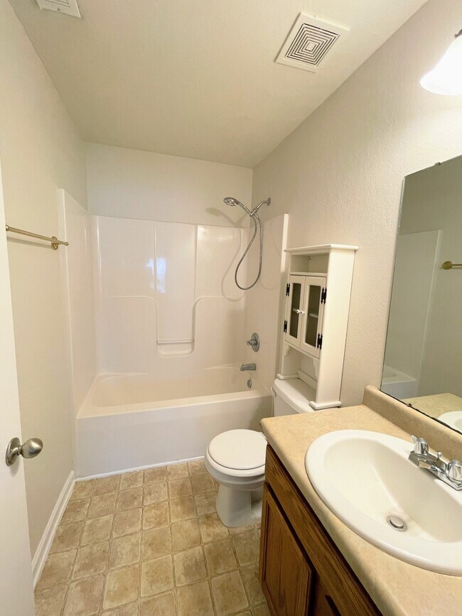 Building Photo - 3177 Lakeland Dr SW