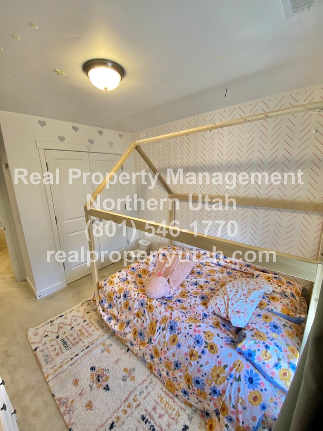 Building Photo - 3 Bed 3.5 Bath Layton Townhome Coming Soon!