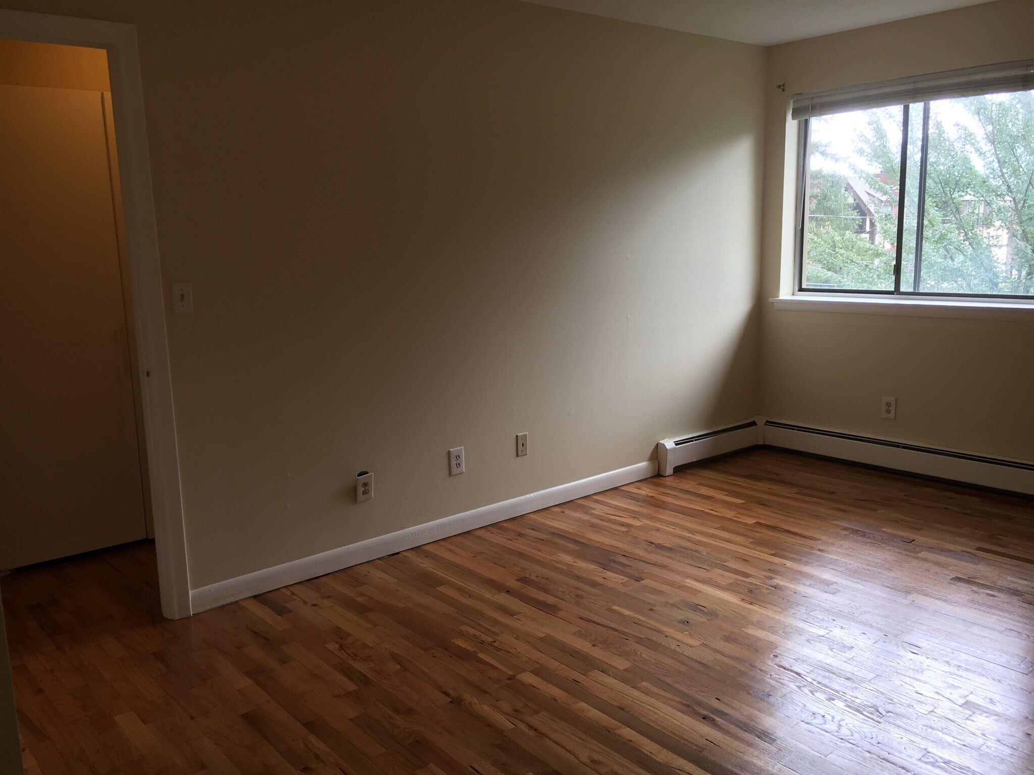Building Photo - 698 Farmington Ave