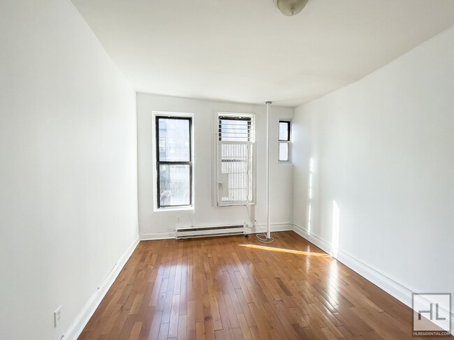 Building Photo - Spacious Bushwick 2-Bed 1-Bath / Great Loc...