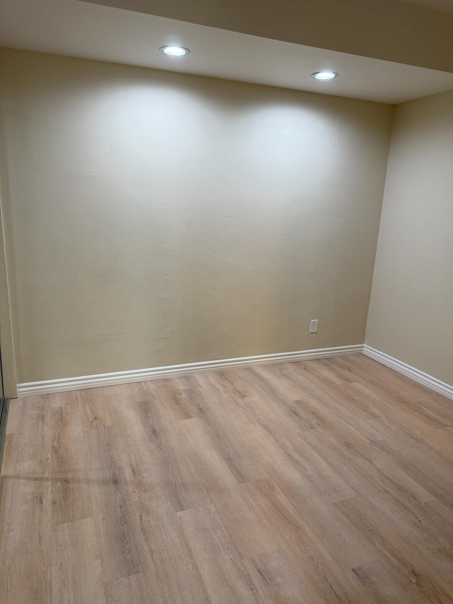 Bedroom with large closet - 140 Linden Ave