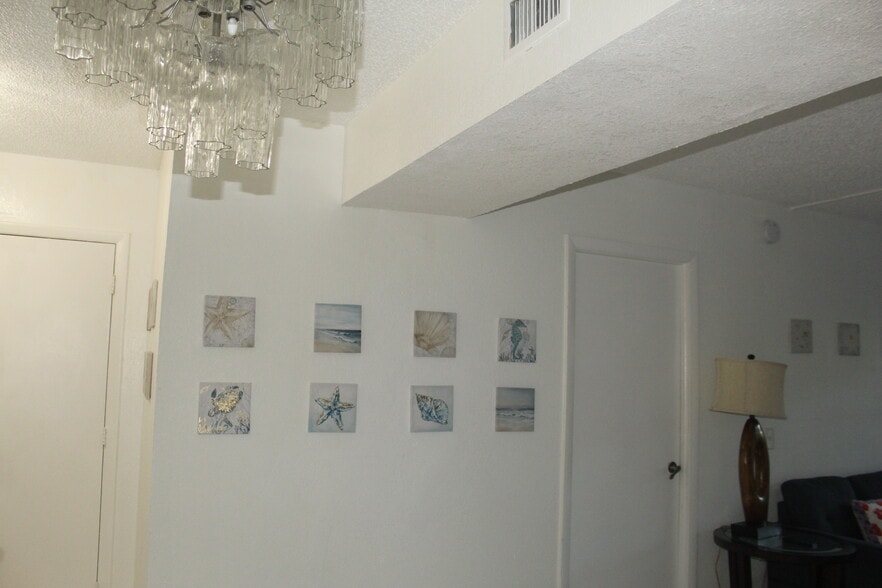 Building Photo - 4156 Inverrary Dr