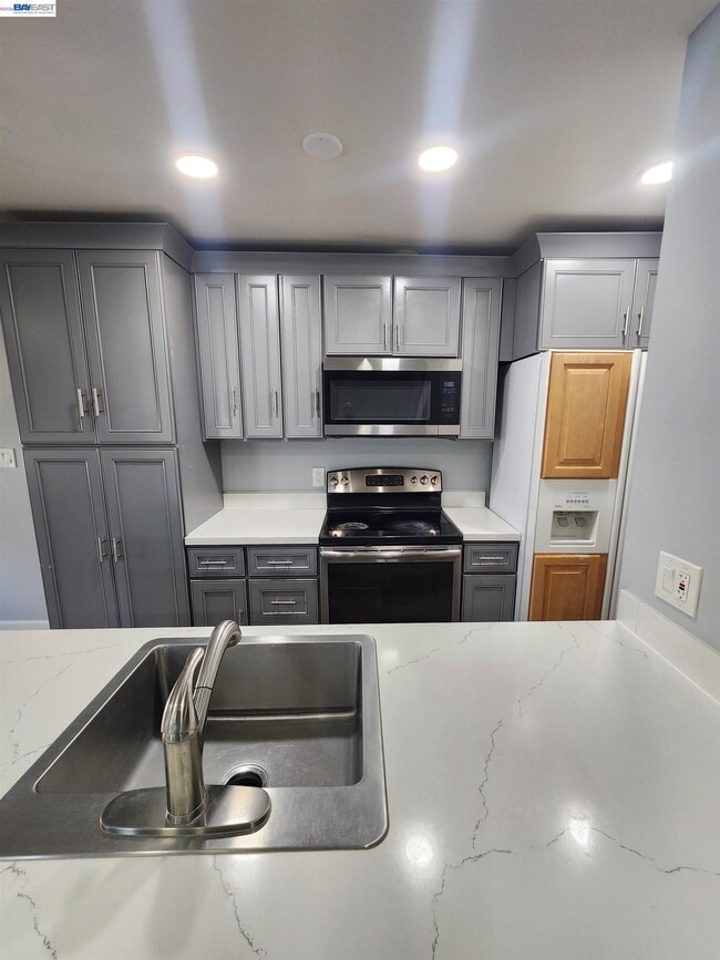 Building Photo - 4985 N Holt Ave