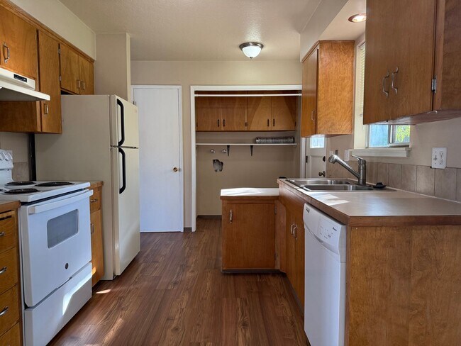 Building Photo - 806-808 W 6th Ave