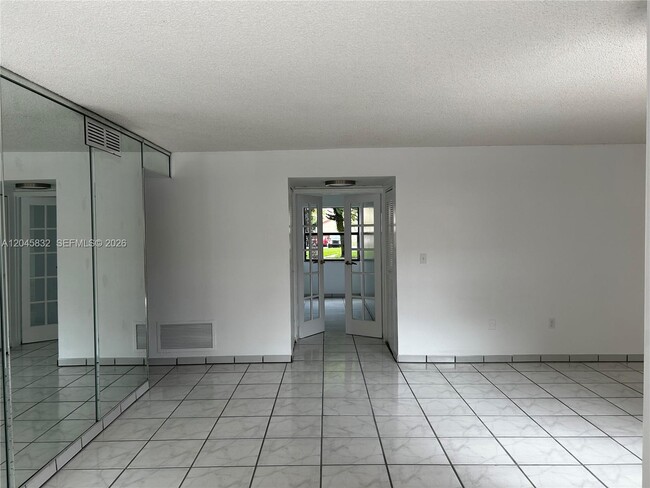 Building Photo - 301 W Park Dr
