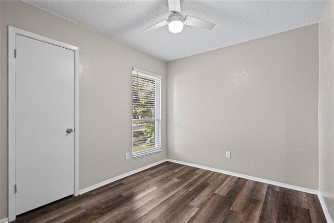 Building Photo - 621 Russet Valley Dr