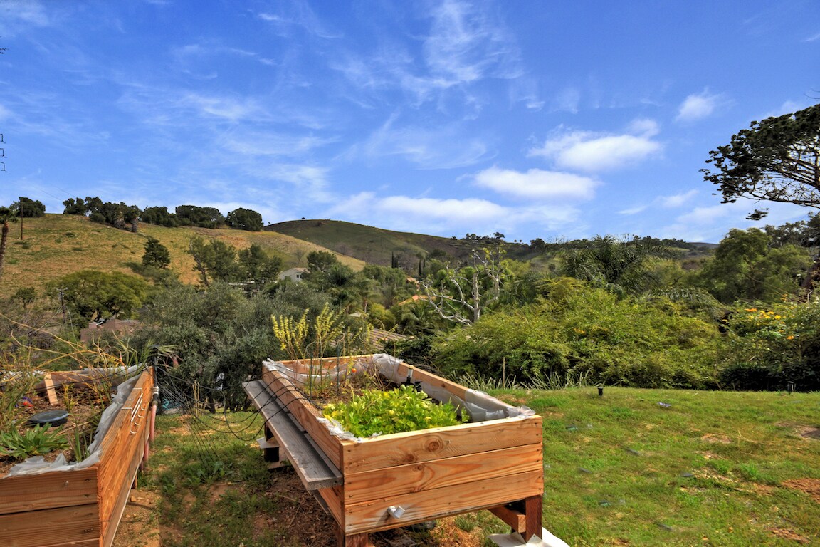 Tiered backyard with garden boxes - 10429 Wheatland Ave