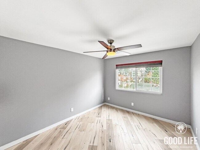Building Photo - Beautiful 2BD/2BA W/ Reserved Parking and In-Unit Laundry in North Park!