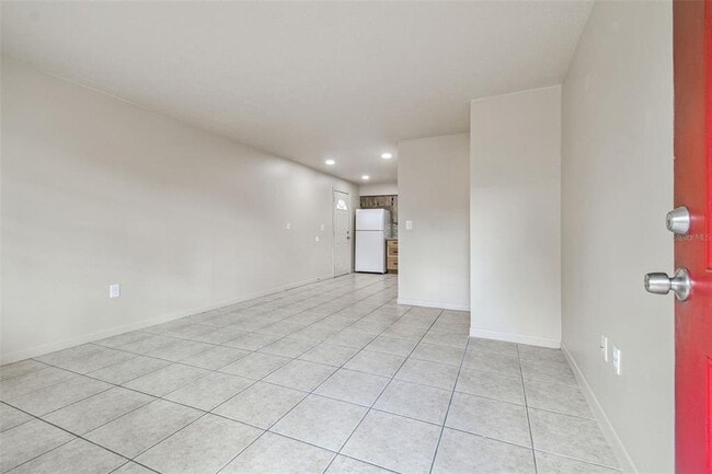 Building Photo - 923 E Lotus Ave