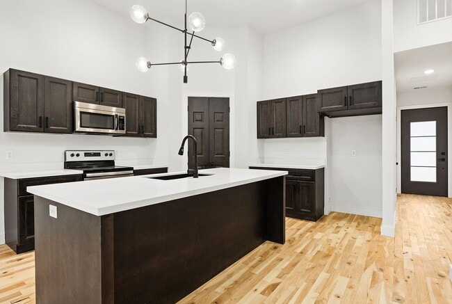 Building Photo - Two Bedroom Twin Villa with Attached 1-Car...