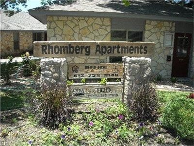 Building Photo - 806 N Rhomberg St