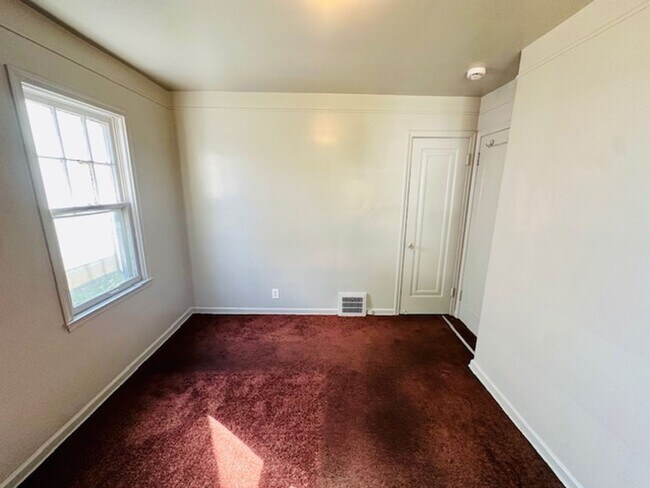 Building Photo - 2 Bedroom 1 Bath House For Lease Section 8 Only