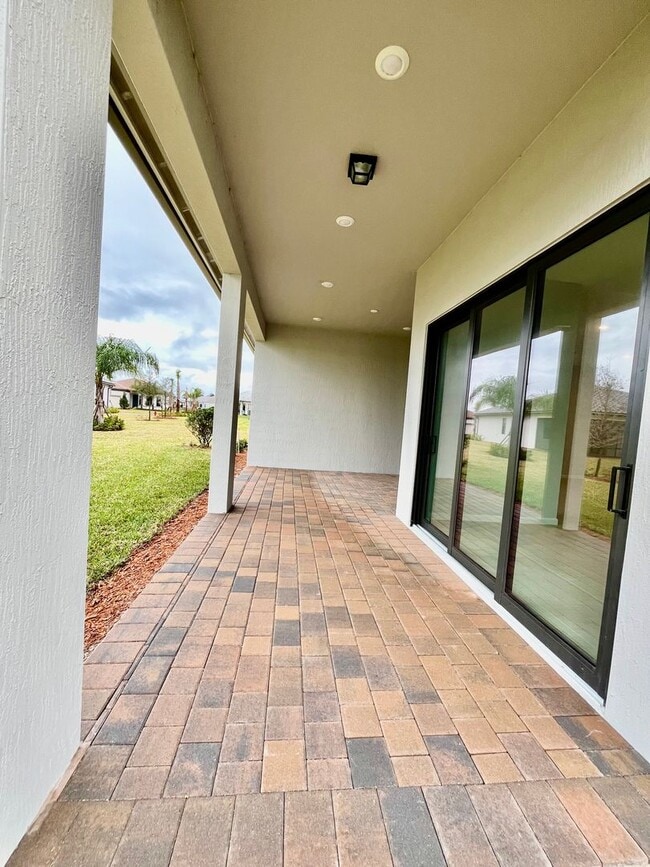 Building Photo - VERANDA GARDENS BRAND NEW HOME