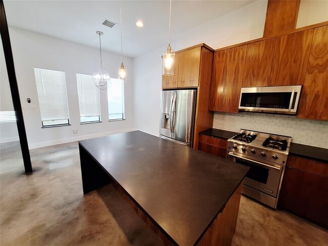 Building Photo - 607 Peacock Ln