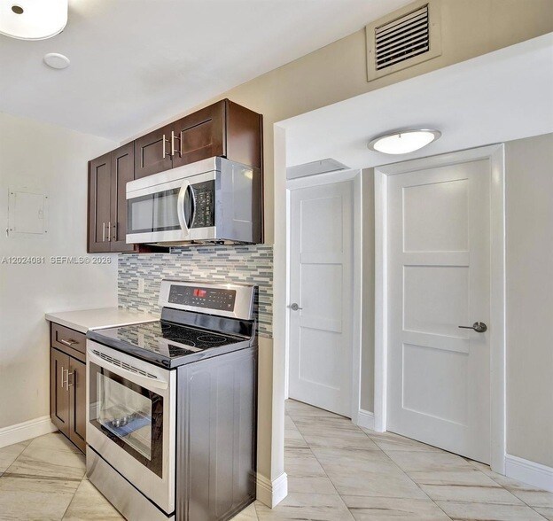 Building Photo - 3000 E Sunrise Blvd