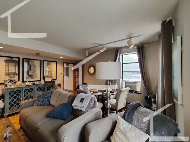 Building Photo - Nicely renovated condo quality 1 bed in Brighton with parking spot included!