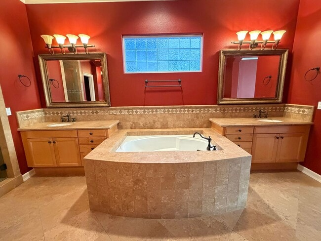 Building Photo - Enjoy warm sunsets, gentle sea breezes, and daily ocean views from this exceptional Aviara home.