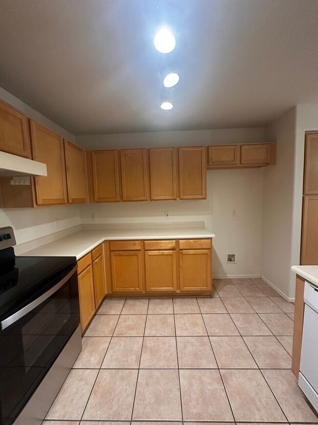 Building Photo - GREAT 4 BEDROOM 2 BATH HOME