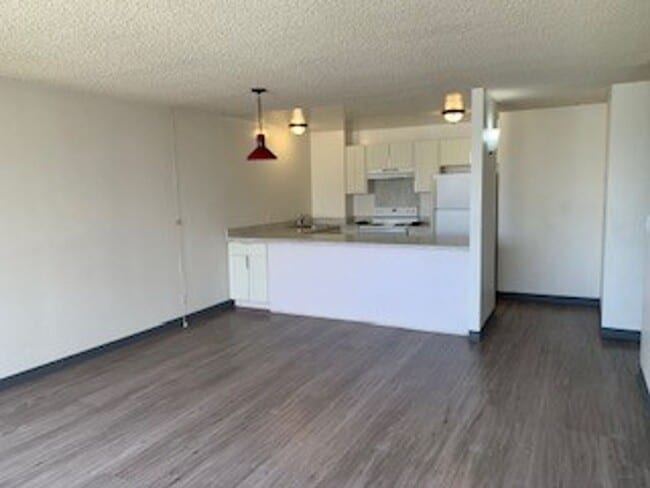Building Photo - Kukui Plaza - 2 bedroom, 1 bath condo with 1 parking