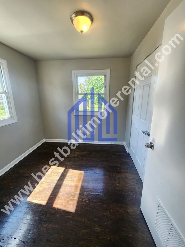 Building Photo - Spacious 8 Bedroom Single Family House in ...