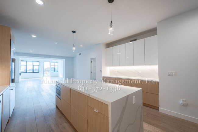 Building Photo - Luxurious 2-Bed 2.5-Bath Condo Located in ...