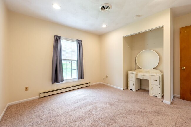 Building Photo - Spacious Ranch Close to Campus