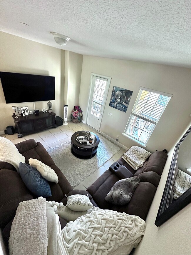 Ground floor's bedroom 4 - 1220 Lobelia Dr