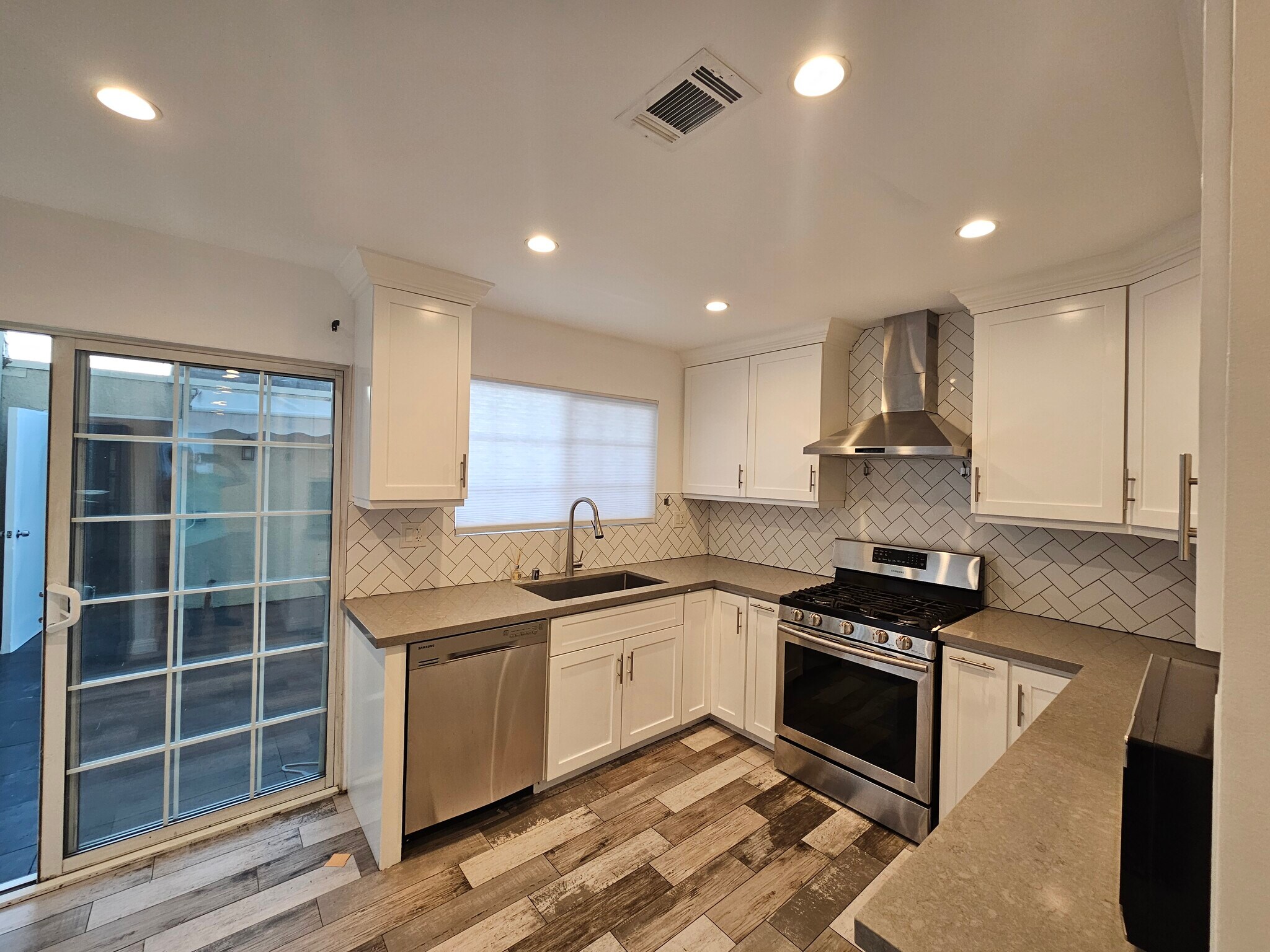 Building Photo - 6501 Vanalden Ave