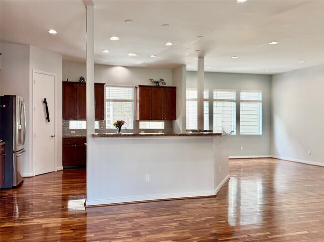 Building Photo - 608 W Drew St