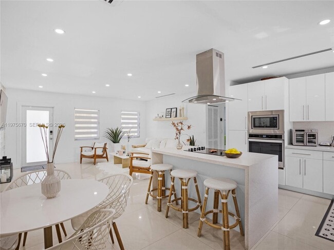 Building Photo - 920 NE 159th St