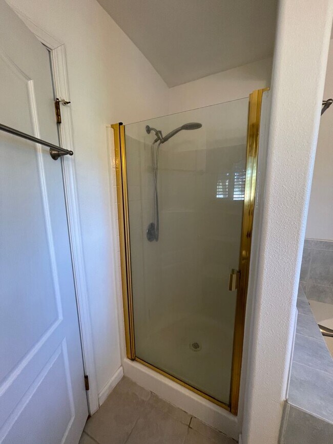 Building Photo - Beautiful 3 Bedroom 2 Bath Single Family H...