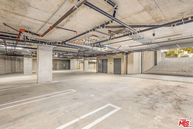 Building Photo - 2361 Fox Hills Dr